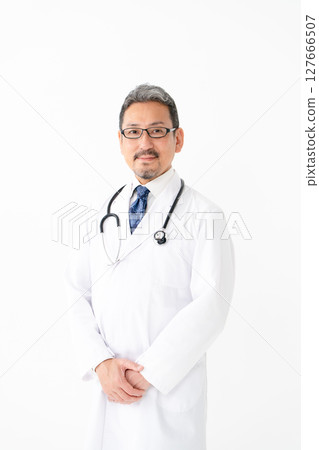 一個男人在白色的肖像 127666507