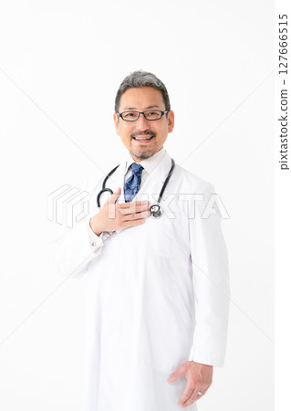 一個男人在白色的肖像 127666515