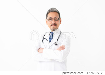 一個男人在白色的肖像 127666517