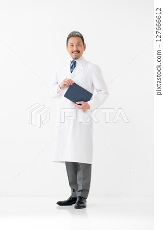 一件白大褂男 127666612