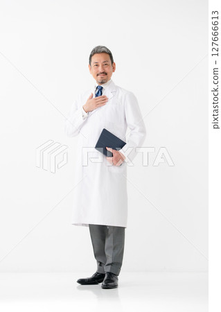 一件白大褂男 127666613