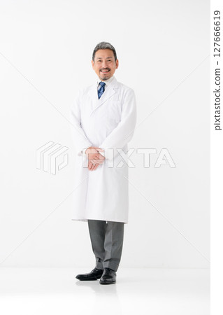 一件白大褂男 127666619