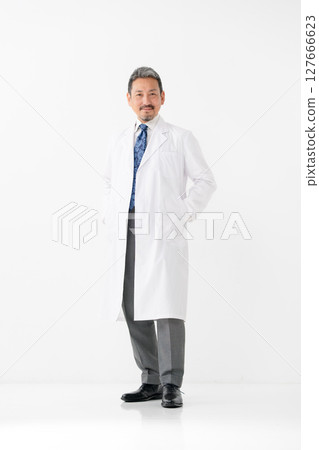 一件白大褂男 127666623