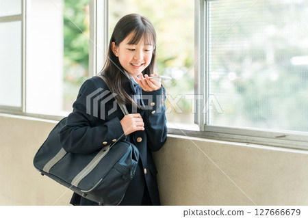 高中生、國中生和小學生用智慧型手機和其他設備聊天 127666679