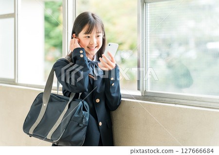 高中生、國中生和小學生用智慧型手機和其他設備聊天 127666684