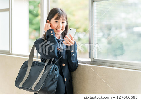 高中生、國中生和小學生用智慧型手機和其他設備聊天 127666685