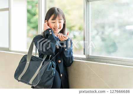 高中生、國中生和小學生用智慧型手機和其他設備聊天 高中生、國中生和小學生用智慧型手機和其他設備聊天 127666686