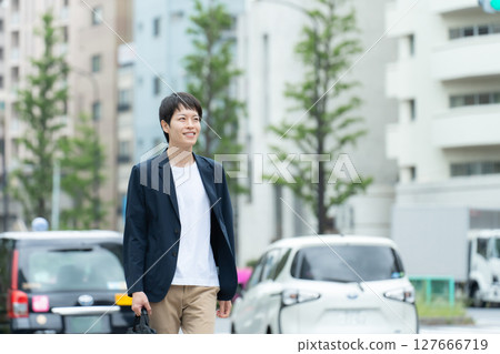 Men, casual business, walking 127666719
