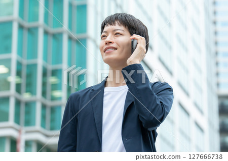 男性休閒商務智能手機 127666738