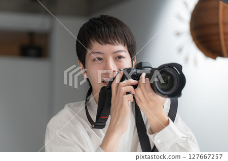 Photographer shooting studio 127667257