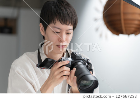 Photographer shooting studio 127667258