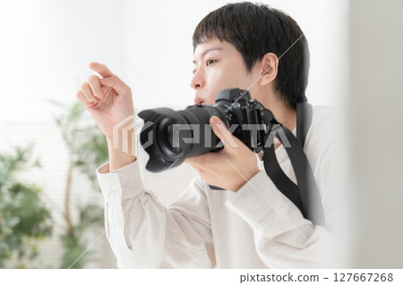 Photographer shooting studio Photographer shooting studio 127667268