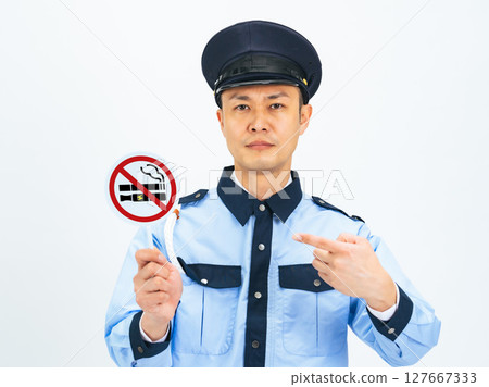 男保全舉著禁止吸煙的牌子 男保全舉著禁止吸煙的牌子 127667333
