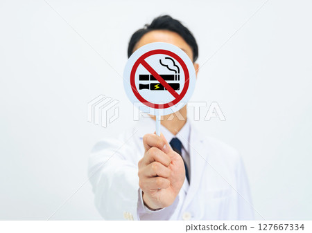 男醫生舉著禁止吸煙的牌子 127667334
