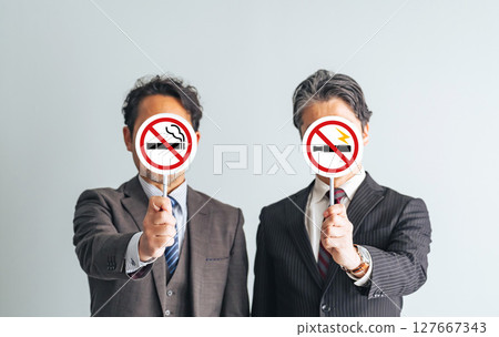 一群中年男性商人舉著禁止吸煙的標誌 一群中年男性商人舉著禁止吸煙的標誌 127667343
