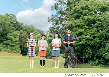 來參加高爾夫運動的男士和女士、高爾夫學校、高爾夫課程、參加高爾夫課程的老師和學生 來參加高爾夫運動的男士和女士、高爾夫學校、高爾夫課程、參加高爾夫課程的老師和學生 127667666
