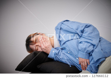 Women suffering from morning sickness, pregnant women, maternity 127668112
