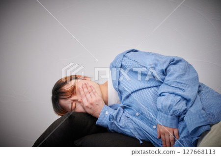 Women suffering from morning sickness, pregnant women, maternity 127668113