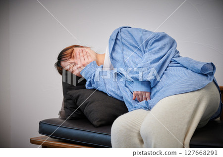 Women suffering from morning sickness, pregnant women, maternity 127668291