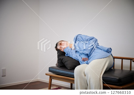 Women suffering from morning sickness, pregnant women, maternity 127668310