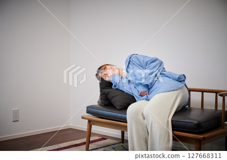 Women suffering from morning sickness, pregnant women, maternity 127668311