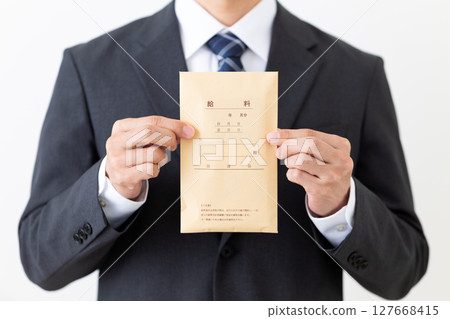 身著西裝、手持薪資信封的中年男性商人 身著西裝、手持薪資信封的中年男性商人 127668415