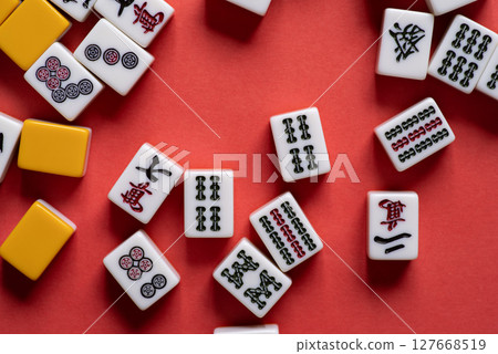 紅色背景上的麻將牌 紅色背景上的麻將牌 127668519