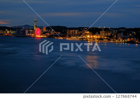 福岡縣北九州市。從海峽對岸的九州一側俯瞰本州下關的夜景。 福岡縣北九州市。從海峽對岸的九州一側俯瞰本州下關的夜景。 127668744