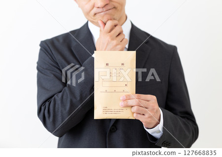 一位穿著西裝的中年男性商人擔心自己的薪水 127668835