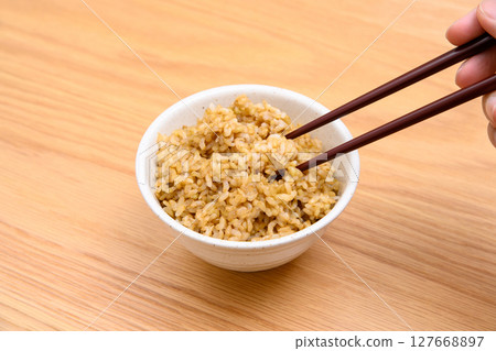 木桌背景上碗裡的糙米 木桌背景上碗裡的糙米 127668897