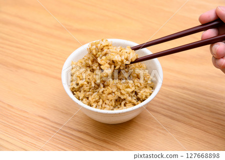 木桌背景上碗裡的糙米 木桌背景上碗裡的糙米 127668898