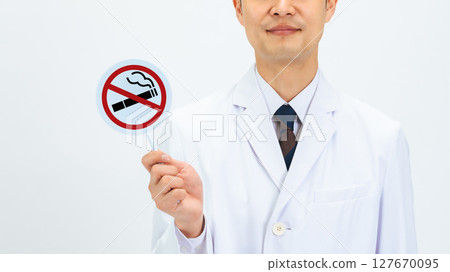 Male doctor holding a no smoking sign 127670095