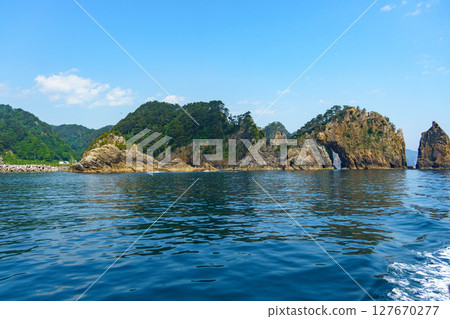 三陸海岸的岩石表面和蔚藍的大海和天空 三陸海岸的岩石表面和蔚藍的大海和天空 127670277