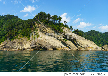 三陸海岸的岩石表面和蔚藍的大海和天空 127670287