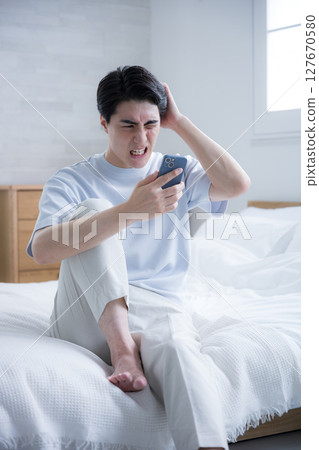 一名年輕人醒來後看到令人不安的電子郵件和聊天記錄,導致工作出現問題 一名年輕人醒來後看到令人不安的電子郵件和聊天記錄,導致工作出現問題 127670580