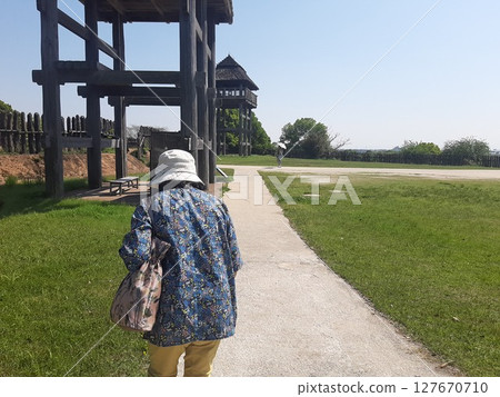 一位女士在旅遊景點遊覽的背影 127670710