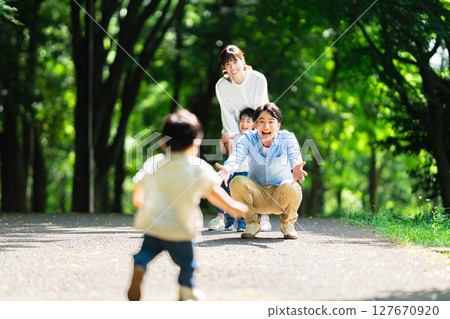 男孩跑向家人 127670920