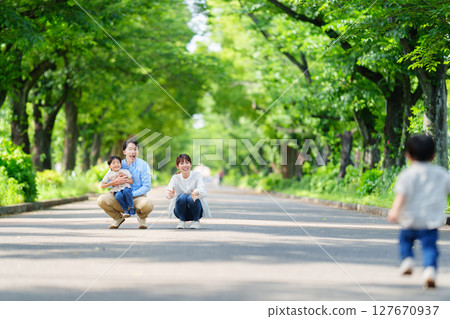 男孩跑向家人 127670937