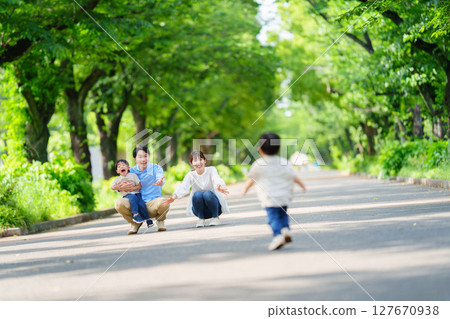 男孩跑向家人 127670938