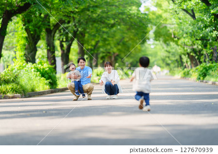 男孩跑向家人 127670939