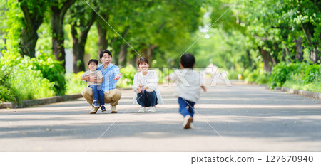 男孩跑向家人 127670940