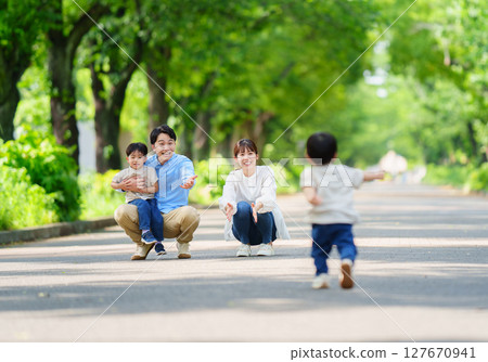 男孩跑向家人 127670941