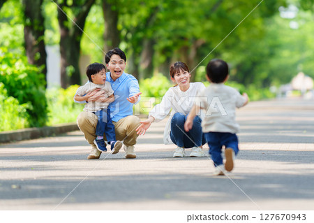男孩跑向家人 127670943