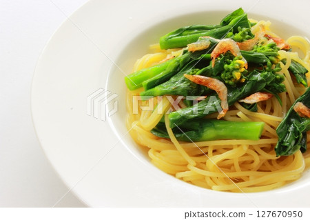 Spaghetti with rape blossoms and shrimp Spaghetti with rape blossoms and shrimp 127670950