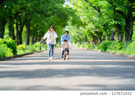 ：5歲男孩與父母練習騎腳踏車 127671032