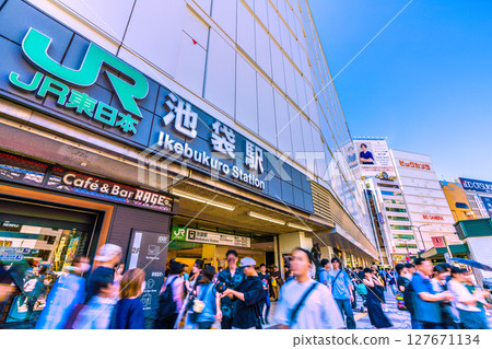 六月的日本東京城市景觀。入境旅遊持續進行…俯瞰熙熙攘攘的池袋站東口（北）=22日 127671134