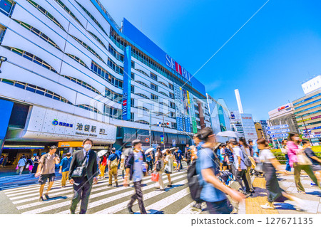 6月22日，日本東京城市景觀。池袋站東口等地的景色。 127671135