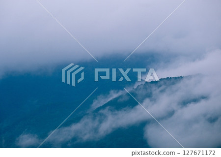 清晨霧氣瀰漫的山巒(日本) 清晨霧氣瀰漫的山巒(日本) 127671172