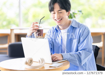 一個操作電腦的年輕人 127671379