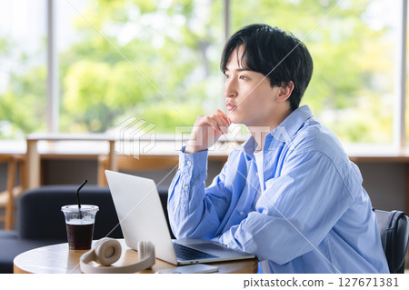 使用電腦的男人 127671381